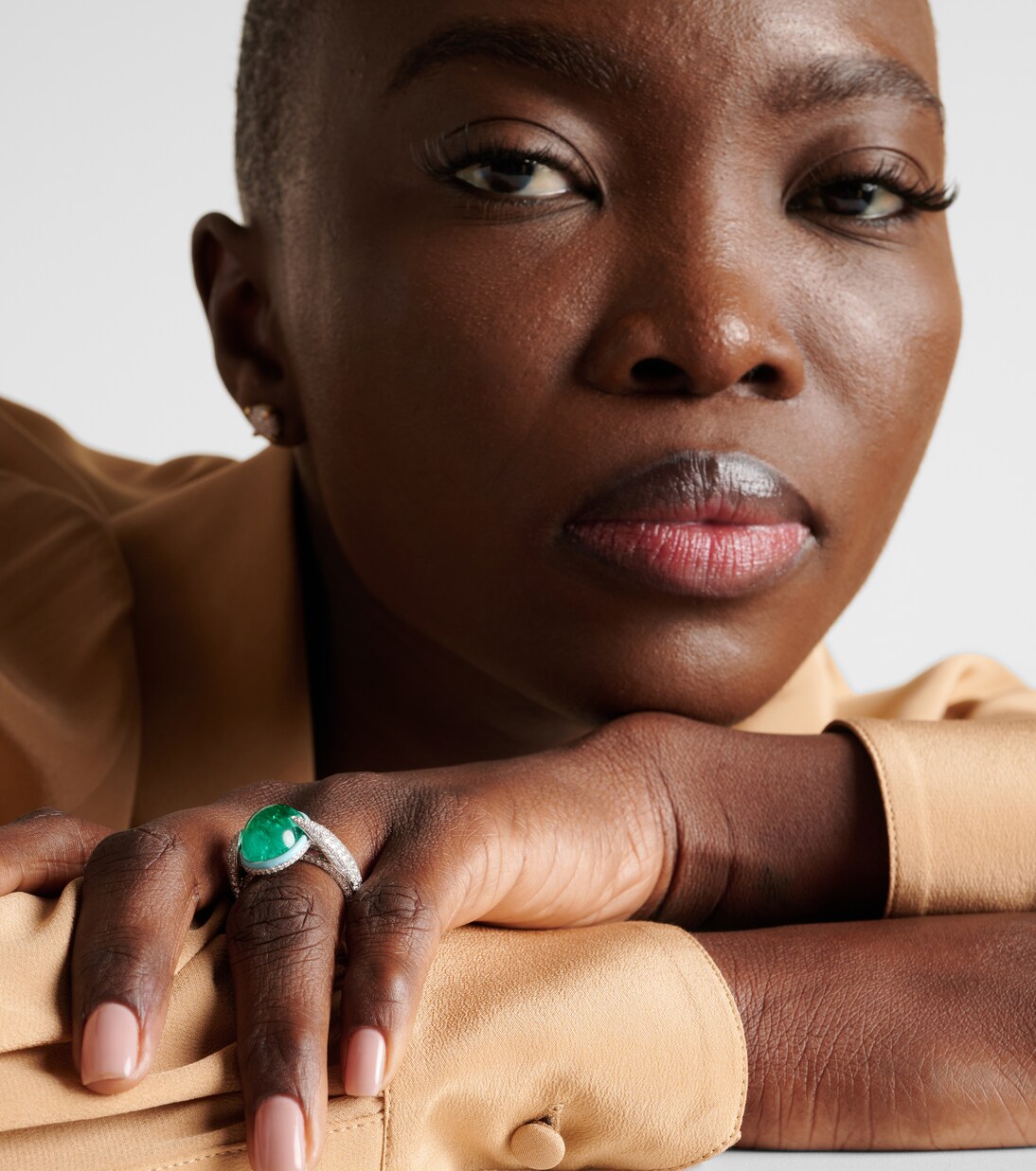 Bague en or blanc 18 ct, émeraudes et diamants | Kamyen