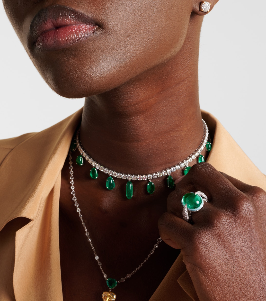 Bague en or blanc 18 ct, émeraudes et diamants | Kamyen