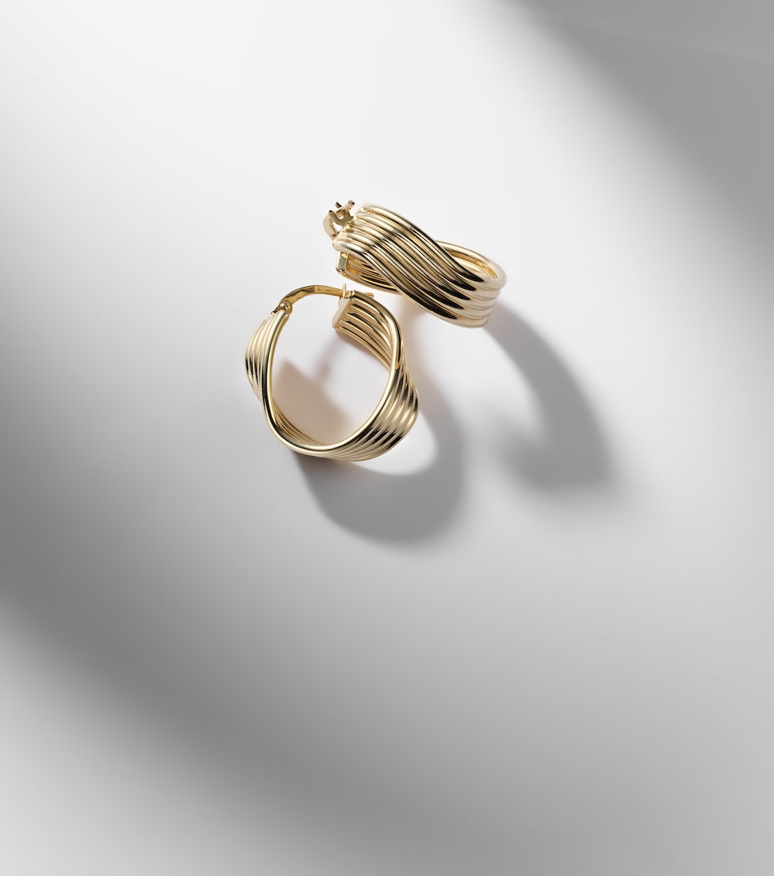 Ohrringe Swerve aus 10kt Gelbgold (417/1000) | Stone and Strand