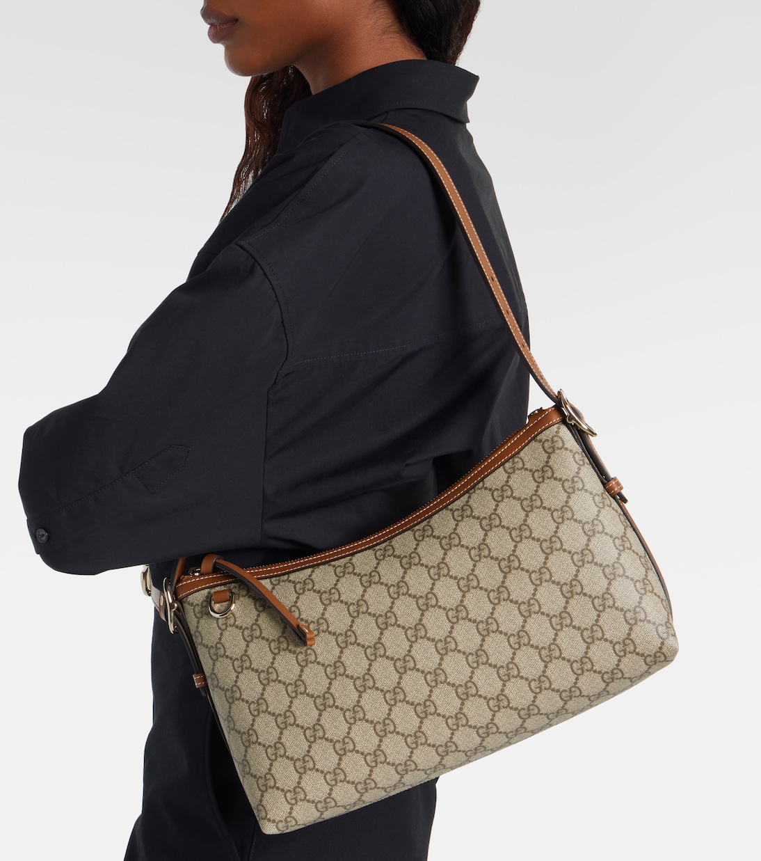 Schultertasche GG Emblem Medium aus Canvas  | Gucci