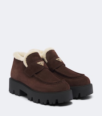 Stivaletti in suede e shearling con logo | Prada