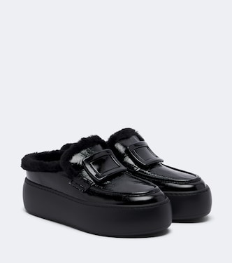 Slippers aus Lackleder mit Shearling | Roger Vivier