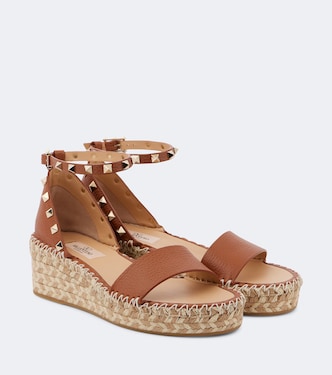 Espadrille-Keilsandaletten Rockstud 55 aus Leder | Valentino Garavani