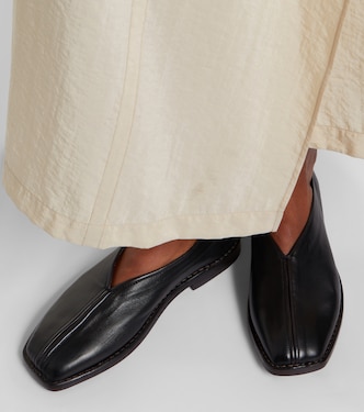 Piped leather slip-on shoes in black - Lemaire | Mytheresa display picture 2