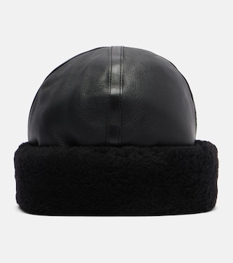 Shearling-trimmed leather hat | Toteme
