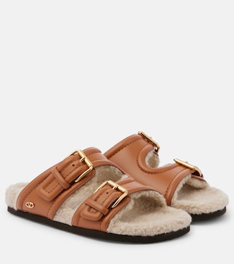 Sandalen Fussfriend aus Leder mit Shearling | Valentino Garavani