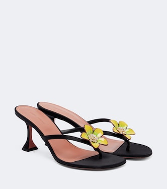 Sandalen Vittoria aus Satin mit Blumenapplikation | Amina Muaddi