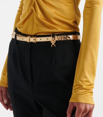 Logo metallic leather belt in gold - Versace | Mytheresa display picture 1