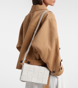 Cassette leather shoulder bag in white - Bottega Veneta | Mytheresa