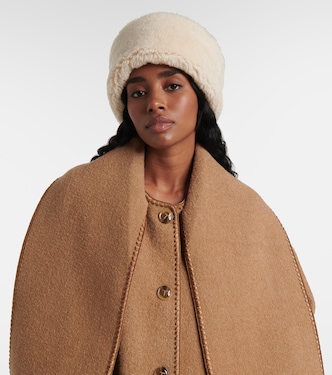 Toteme genuine shearling cuffed hat Shearling winter hat black – TOTEME main image 4