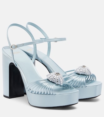 Plateausandalen Cœur Royal aus Satin mit Kristallen | Valentino Garavani