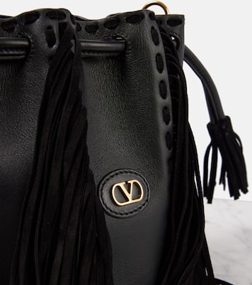 Sac seau Nellcôte Small en cuir | Valentino Garavani