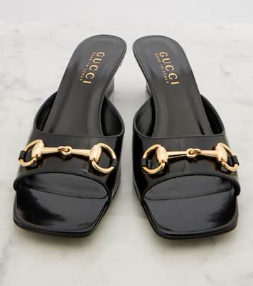 Pantoletten Signora Horsebit aus Lackleder | Gucci