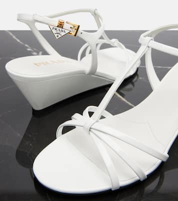 Sandali con zeppa in vernice | Prada