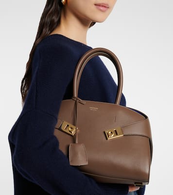 Hug Medium leather tote bag | Ferragamo