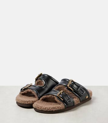 Sandalen aus Leder mit Faux Fur | Valentino Garavani