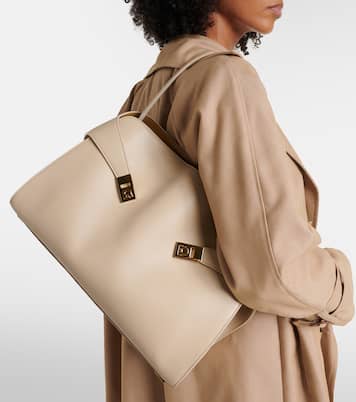 Hug Large leather shoulder bag | Ferragamo