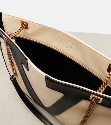 Viva Superstar Medium leather tote bag | Valentino Garavani