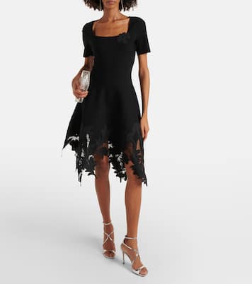 فستان محبوك مقلّم بالدانتيل | Oscar de la Renta