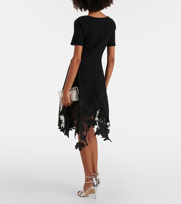 فستان محبوك مقلّم بالدانتيل | Oscar de la Renta