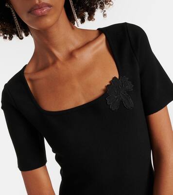 فستان محبوك مقلّم بالدانتيل | Oscar de la Renta