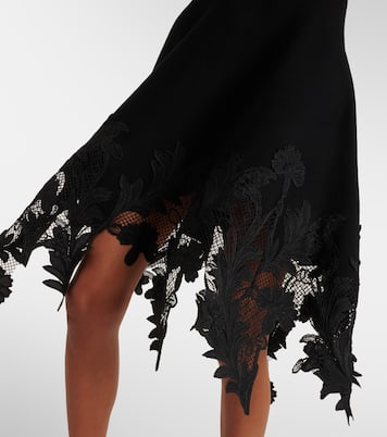 فستان محبوك مقلّم بالدانتيل | Oscar de la Renta