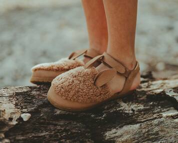 Els shearling-trimmed leather sandals | Donsje