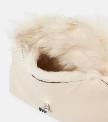 Clutch T-Lock aus Leder mit Shearling | Toteme