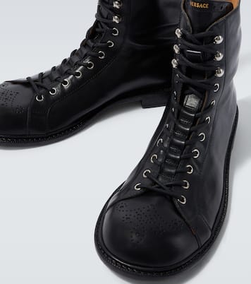 Bottines Billy en cuir perforé | Versace