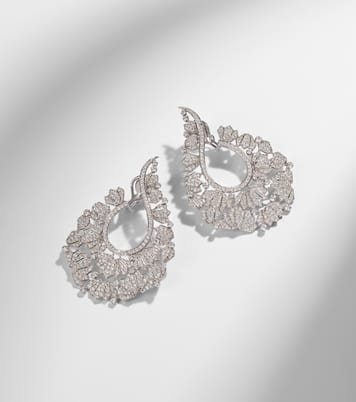 Pendientes Scatter Lotus de oro blanco de 18 ct con diamantes | Ananya