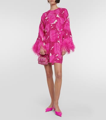 فستان قصير من الحرير مقلّم بالريش مع طبعات الورود | Valentino