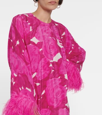 فستان قصير من الحرير مقلّم بالريش مع طبعات الورود | Valentino