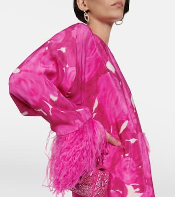 فستان قصير من الحرير مقلّم بالريش مع طبعات الورود | Valentino