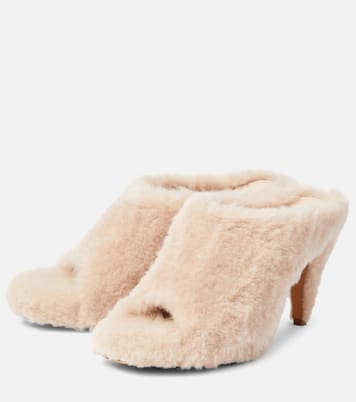 Pantoletten Marion aus Shearling | Khaite