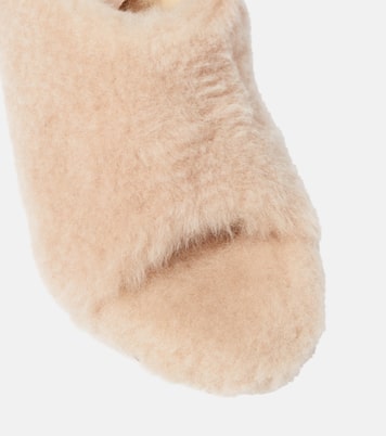 Pantoletten Marion aus Shearling | Khaite