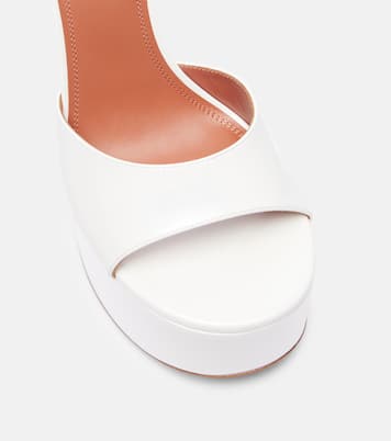 Plateausandalen Aya 155 aus Lackleder | Amina Muaddi