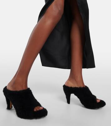 Pantoletten Marion aus Shearling | Khaite