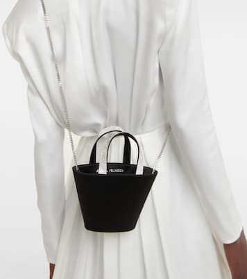 Verzierte Bucket Bag Rih aus Satin | Amina Muaddi