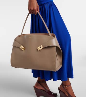 Hug Soft Medium leather shoulder bag | Ferragamo