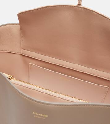 Hug Soft Medium leather shoulder bag | Ferragamo