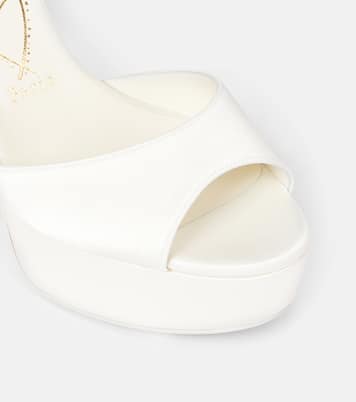 Sandales de mariée Sandaloo 130 à plateforme en crêpe de satin | Christian Louboutin