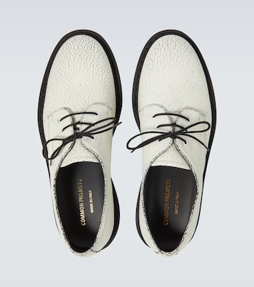 Zapatos derby de piel craquelada | Common Projects