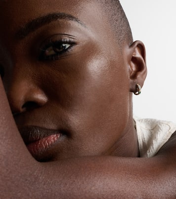 Ohrringe Huggie aus 14kt Gelbgold (585/1000) mit Diamanten und Smaragden | Sydney Evan