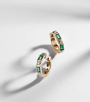 Ohrringe Huggie aus 14kt Gelbgold (585/1000) mit Diamanten und Smaragden | Sydney Evan