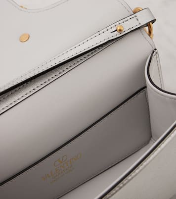 Schultertasche Locò Small aus Metallic-Leder | Valentino Garavani