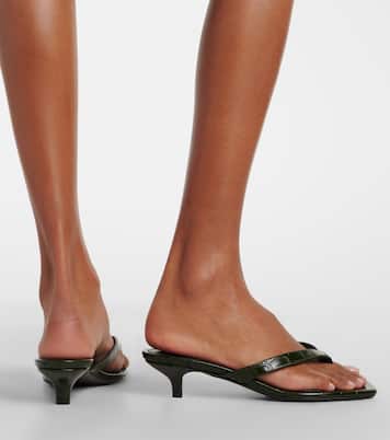 Tongs en cuir à effet croco | Toteme