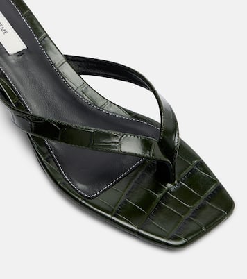 Tongs en cuir à effet croco | Toteme