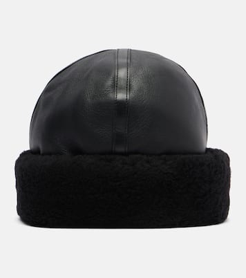 Shearling-trimmed leather hat | Toteme
