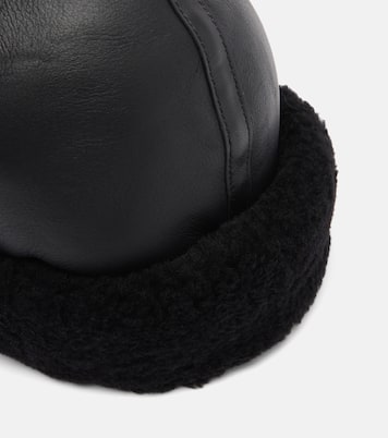 Shearling-trimmed leather hat | Toteme