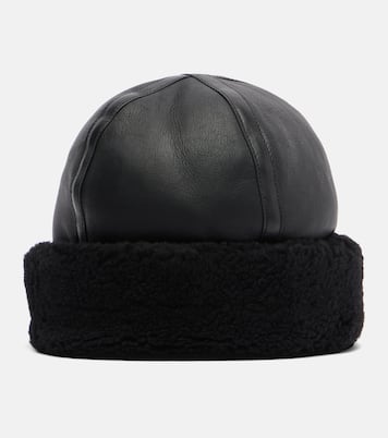 Shearling-trimmed leather hat | Toteme